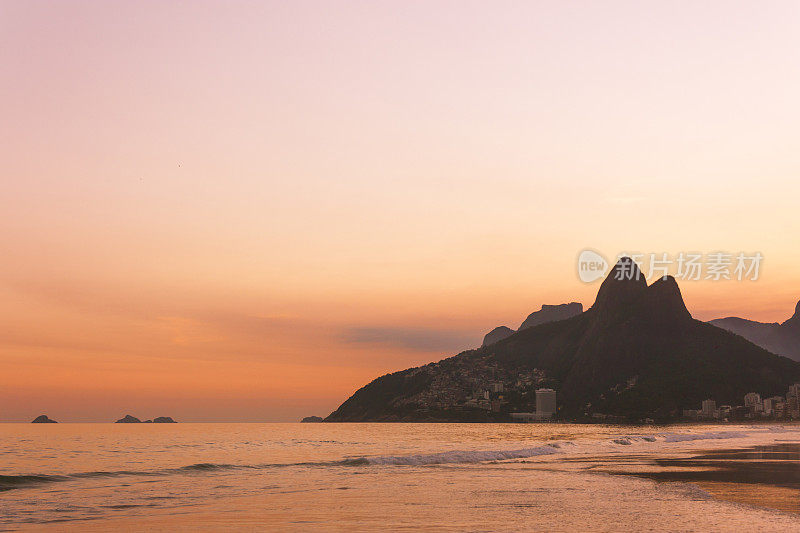 美丽的日落在伊帕内玛海滩在里约热内卢de Janeiro